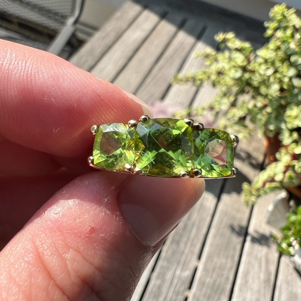 14K Yellow Gold 3 Stone Peridot Ring size 7.5
